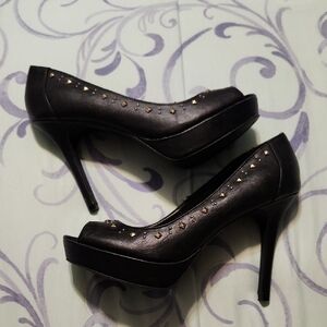 FIONI Clothing Black and Gold Heels